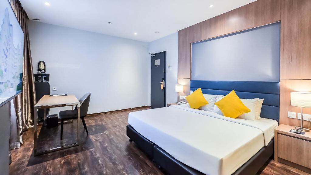 Postel nebo postele na pokoji v ubytování Fives Hotel Johor Bahru City Centre