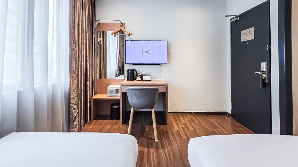 Postel nebo postele na pokoji v ubytování Fives Hotel Johor Bahru City Centre
