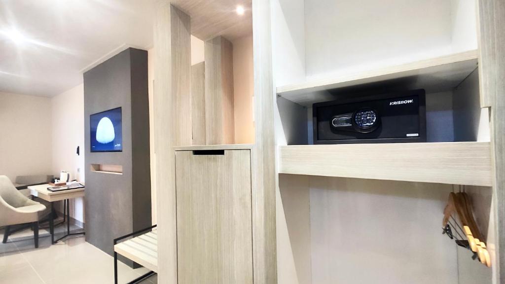 TV a/nebo společenská místnost v ubytování 1O1 URBAN Jakarta Thamrin