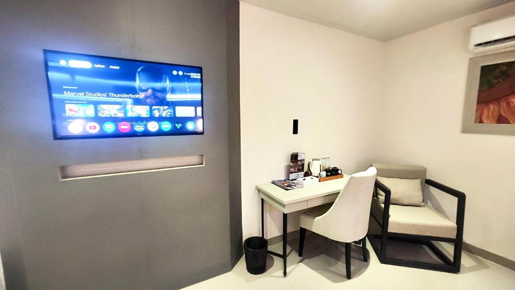 TV a/nebo společenská místnost v ubytování 1O1 URBAN Jakarta Thamrin
