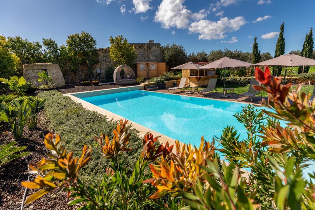 Bazén v ubytování Sunset Haven at Ferdinand's Grove Farmhouse with Private Pool nebo v jeho okolí