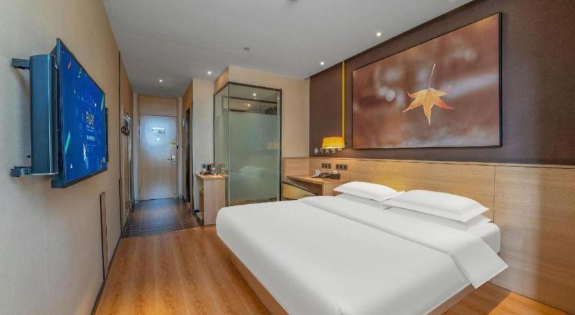 Postel nebo postele na pokoji v ubytování IU Hotels Xinzhou Bus Terminal