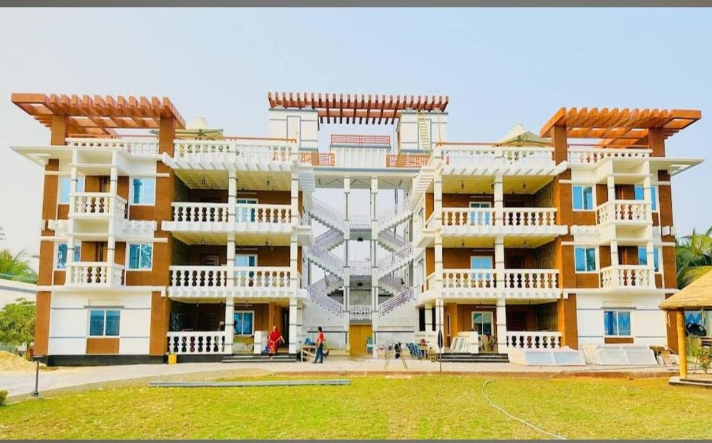 een groot gebouw met mensen die ervoor staan bij Dream Holiday Resort in Ināni