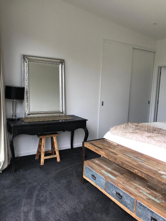 Sunny Modern Family Home - Resim 15