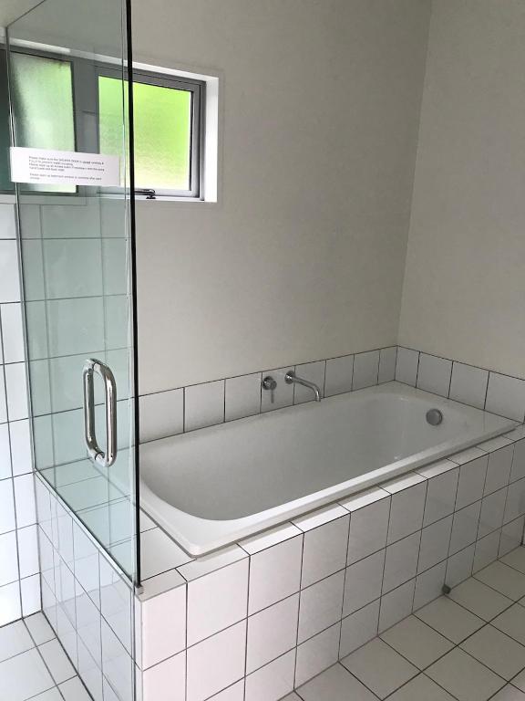 Sunny Modern Family Home - Resim 16