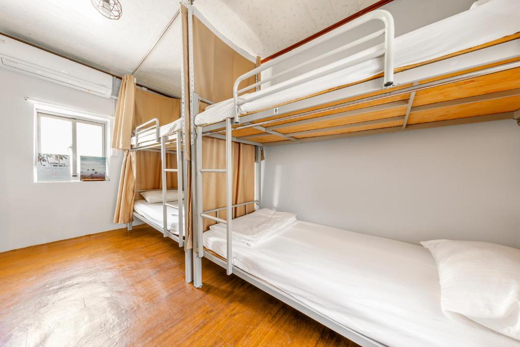 Postel nebo postele na pokoji v ubytování 琉意旅宿