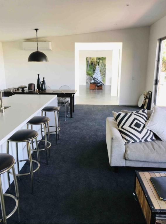 Sunny Modern Family Home - Resim 5