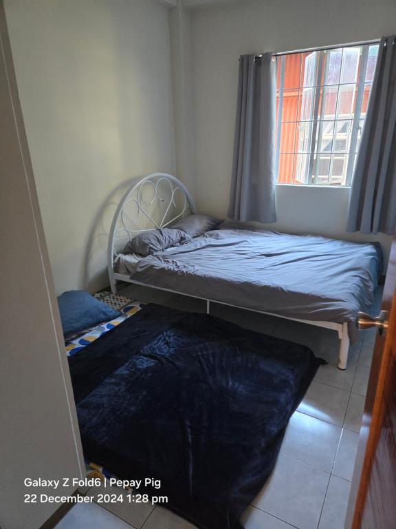 Ένα ή περισσότερα κρεβάτια σε δωμάτιο στο Baguio Transient Homestay Rm 2 Near Igorot Stone Kingdom