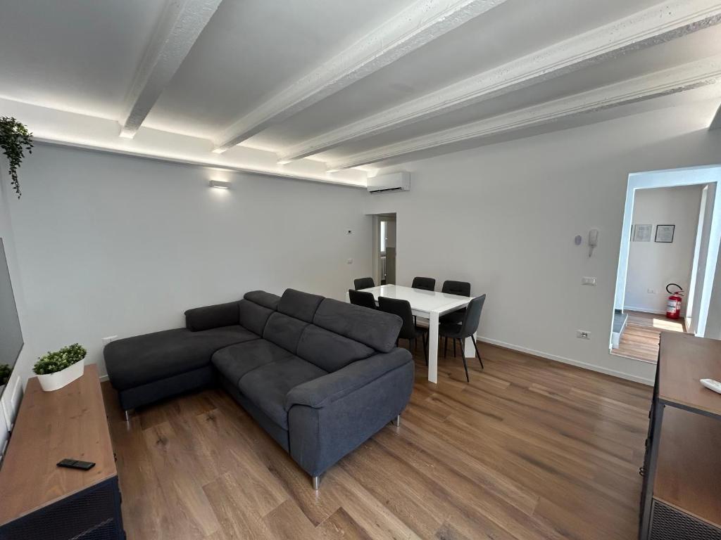 a living room with a couch and a table at Casa indipendente a Senigallia in Senigallia