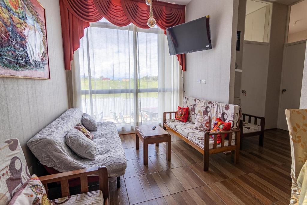 Μια τηλεόραση ή/και κέντρο ψυχαγωγίας στο Comfortable Appartment with Free Parking