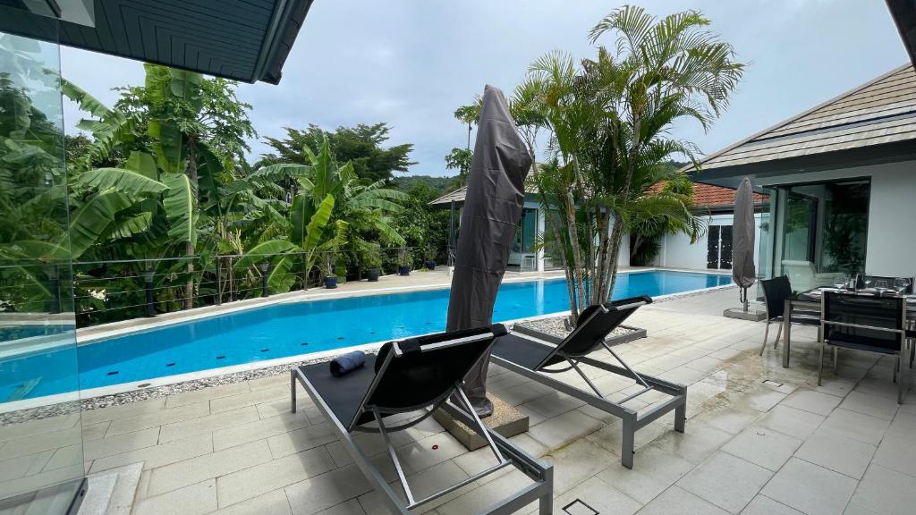 Swimmingpoolen hos eller tæt på 4BR Luxury Pool Retreat - Villa Azura Nai Harn