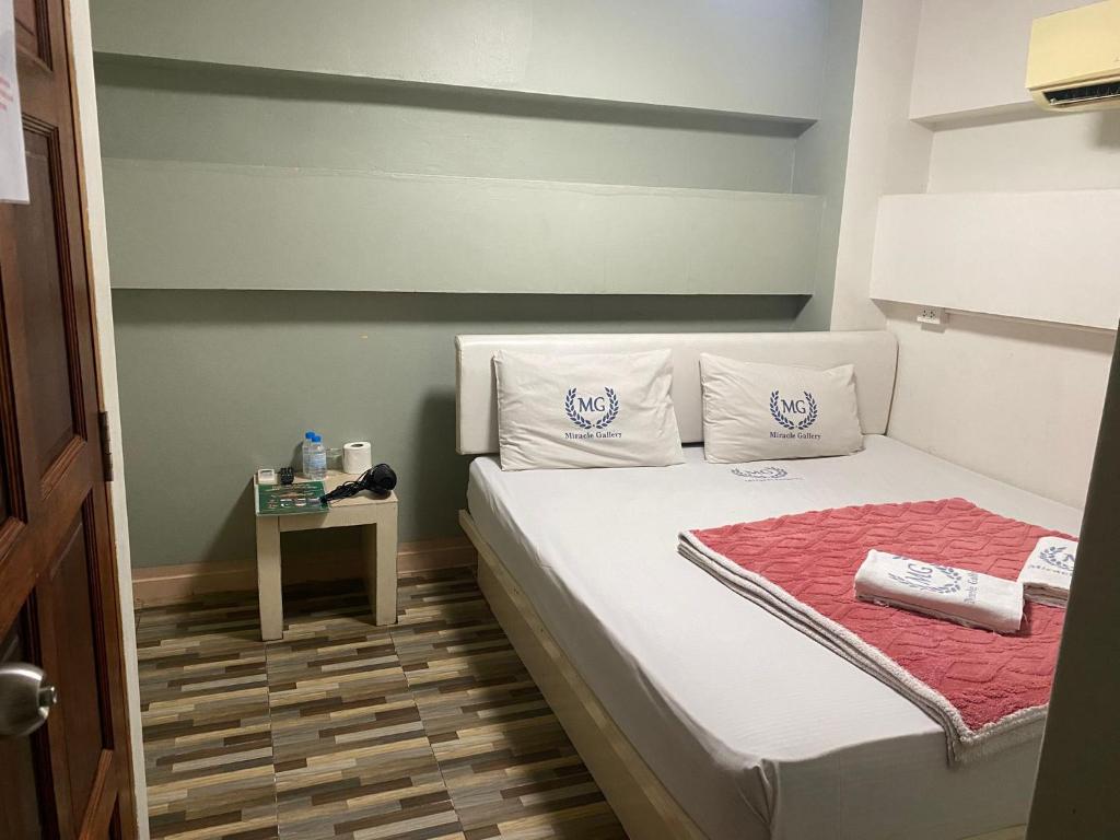 Postel nebo postele na pokoji v ubytování Miracle Gallery Hotel