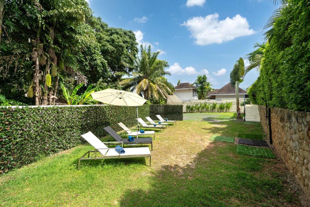 Zahrada ubytování Oxavia Garden Oasis B3 in Nai Harn with Jaccuzzi