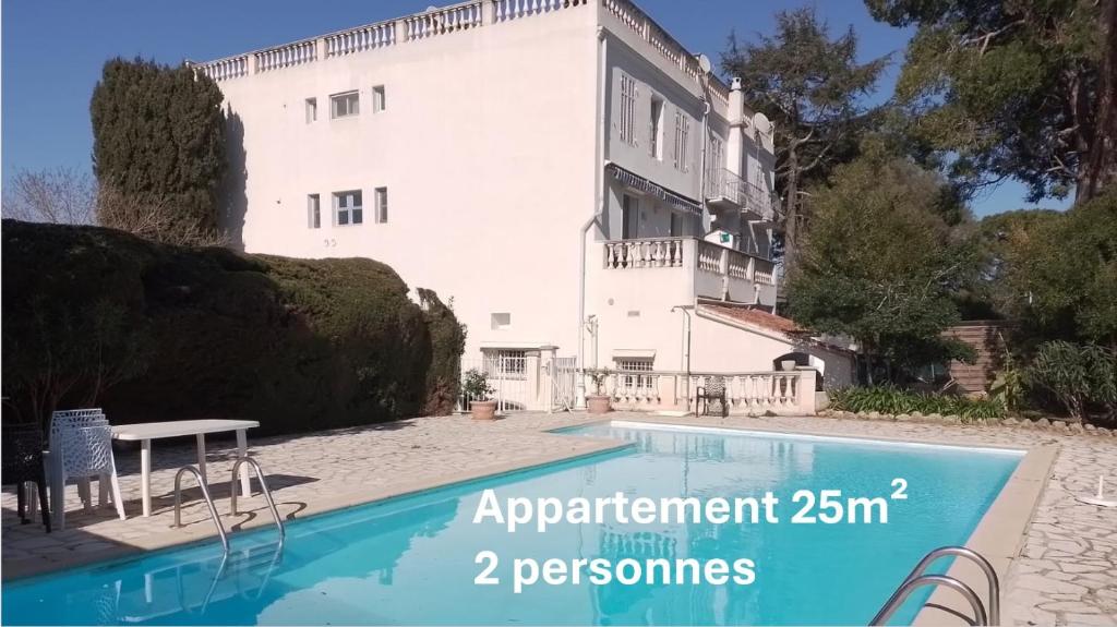 une maison avec une piscine devant dans l'établissement Au Cœur du Cap d'Antibes pour 2 personnes, à Antibes