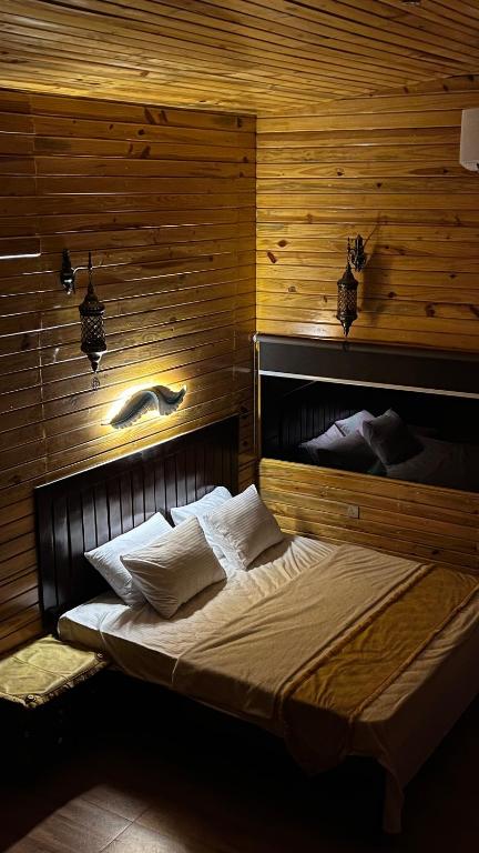 Postel nebo postele na pokoji v ubytování Dew Hut