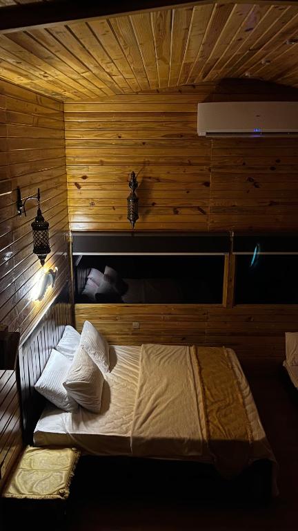 Postel nebo postele na pokoji v ubytování Dew Hut