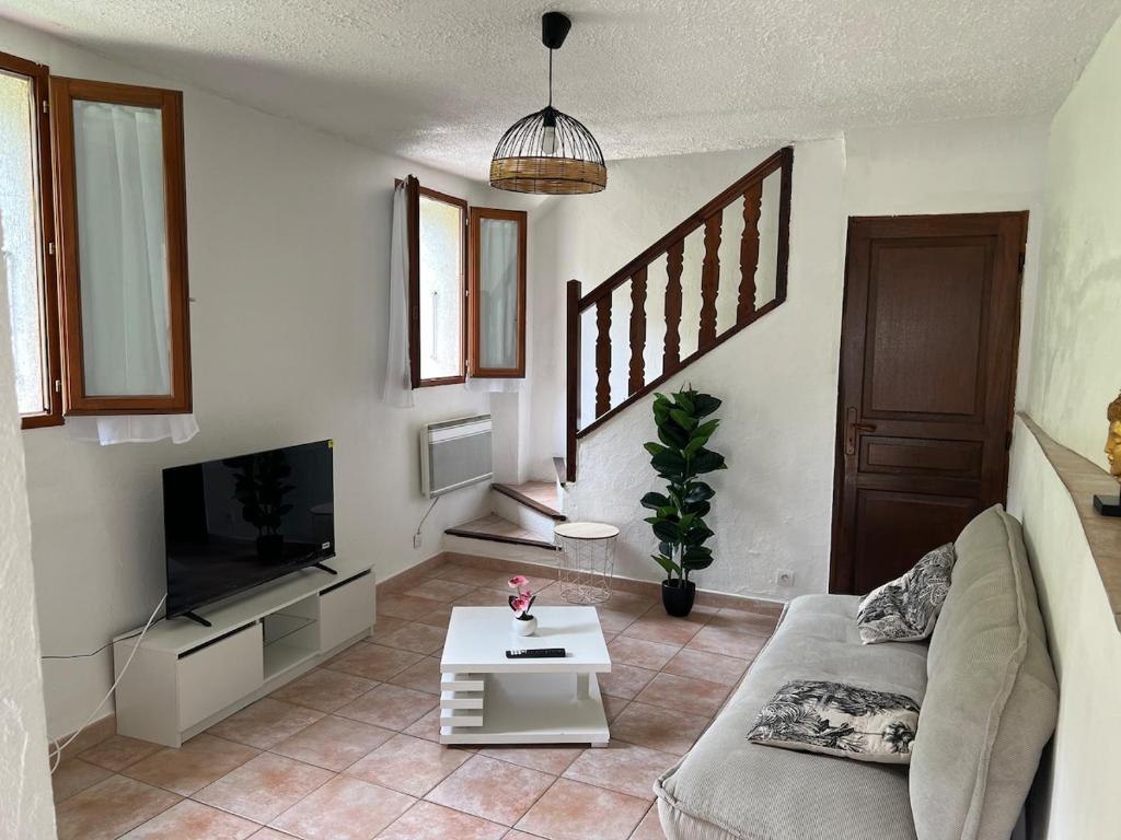 un salon avec un canapé et une télévision dans l'établissement Maison à 20minutes de Nice, à Tourrette-Levens