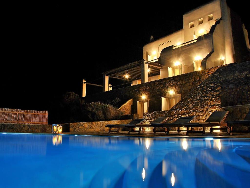 Agios Sostis MykonosにあるGorgeous Villa in Mykonos with Private Poolの夜間の家の前のスイミングプール