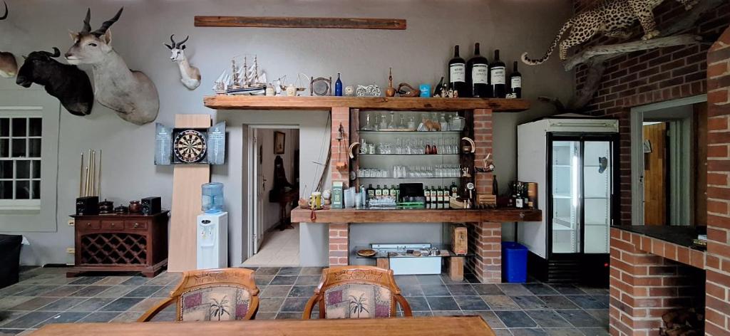una stanza con tavolo e alcune bottiglie di vino di Carlsruhe Private Game Reserve Cullinan a Vosburg