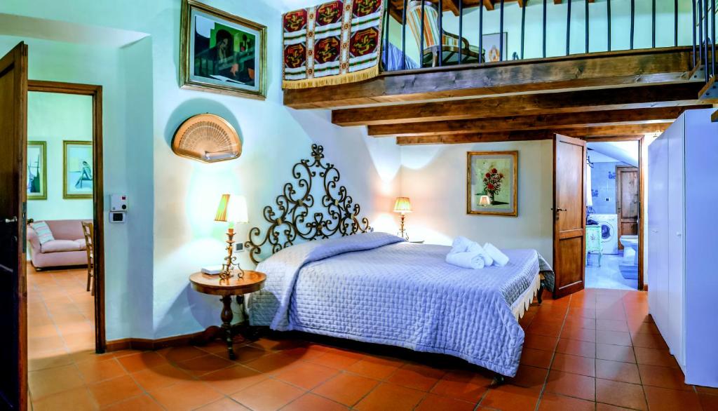 フィレンツェにあるCorno Superior Apartment by 360Rentalsのベッドルーム1室(ベッド1台付)、階段