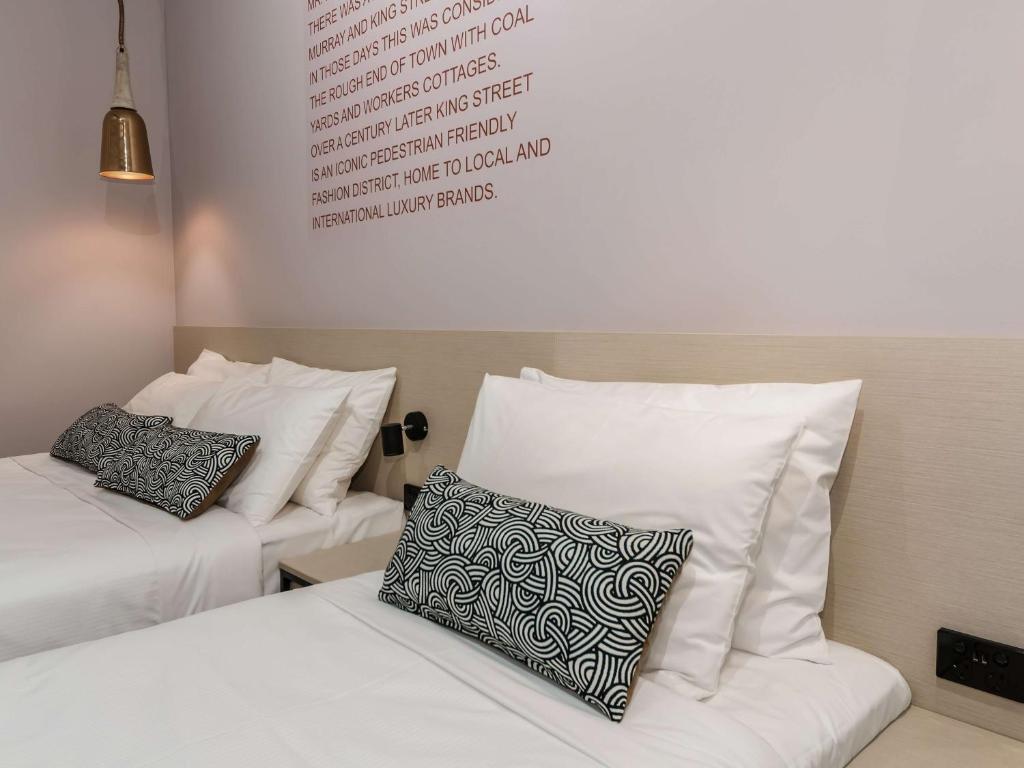 Ein Bett oder Betten in einem Zimmer der Unterkunft Nightcap at Belgian Beer Cafe