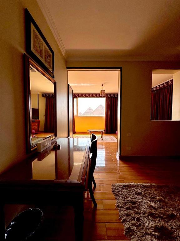 Postel nebo postele na pokoji v ubytování PYRAMIDS TOWER Inn