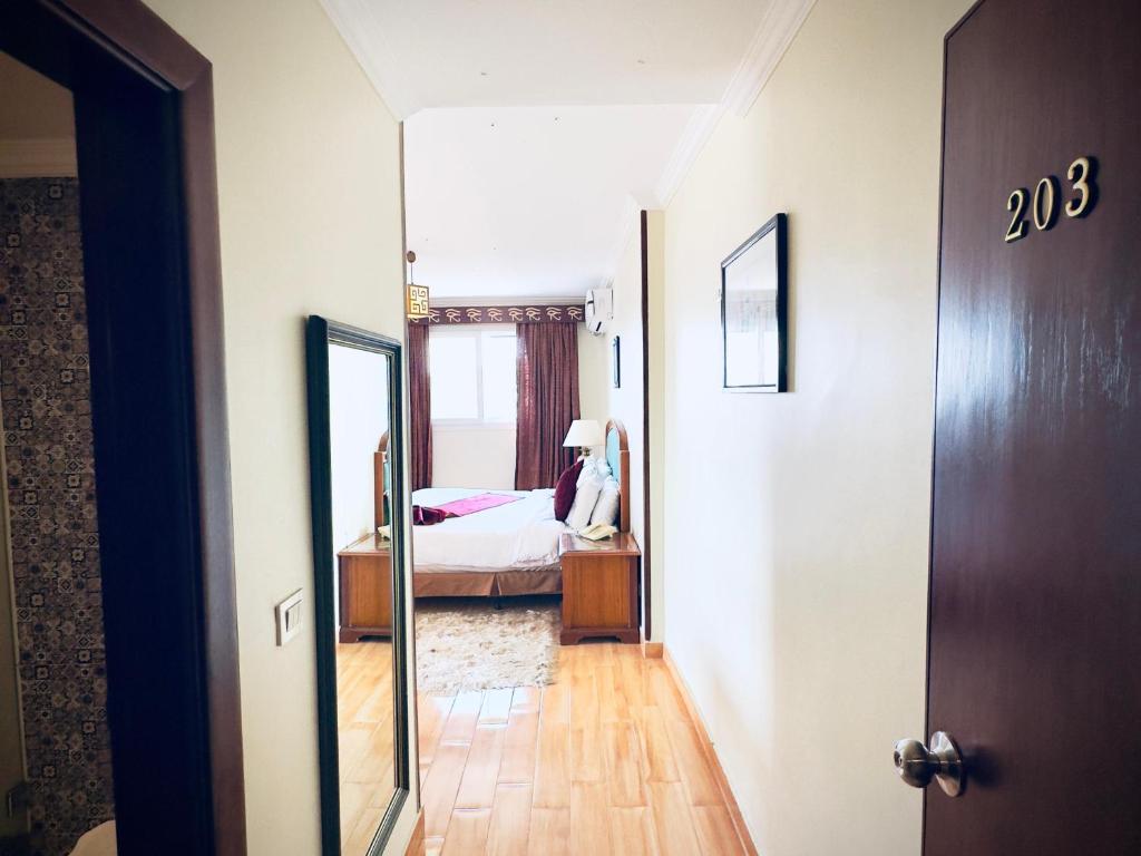 Postel nebo postele na pokoji v ubytování PYRAMIDS TOWER Inn