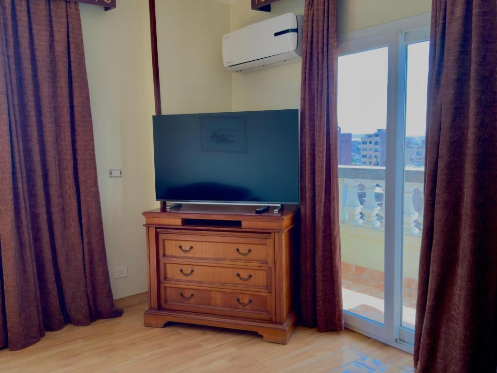 TV a/nebo společenská místnost v ubytování PYRAMIDS TOWER Inn