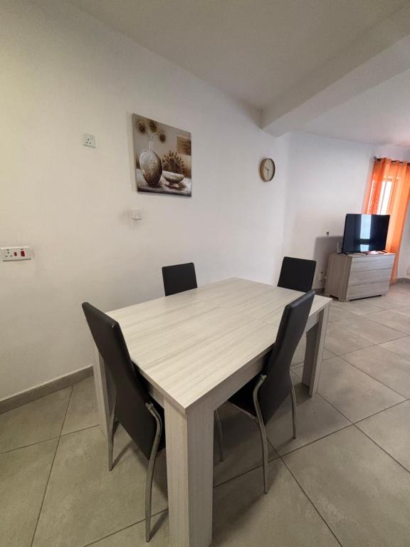 Fotografie z fotogalerie ubytování Cozy and Bright Central Room, Shared Flat v destinaci Msida