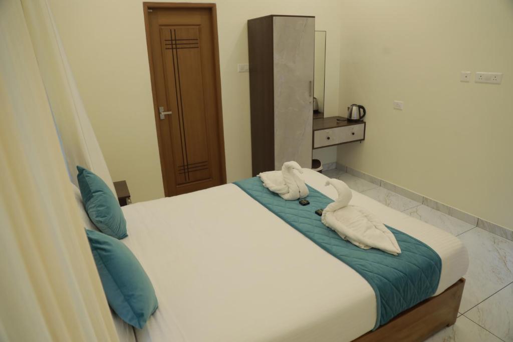 Un dormitorio con una cama con dos toallas encima. en Palm Paradise Beach Resort Varkala, en Varkala