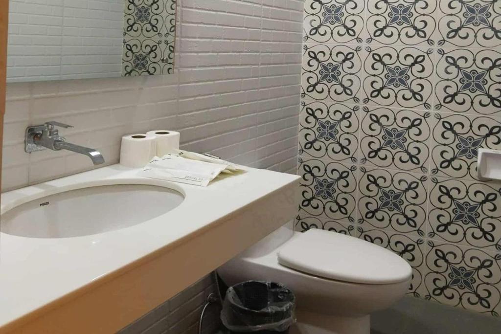 Koupelna v ubytování Hotel Lapira Vigan