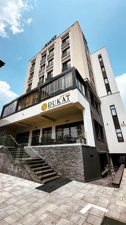 古拉哈莫卢洛伊Hotel DUKAT的前面有楼梯的建筑