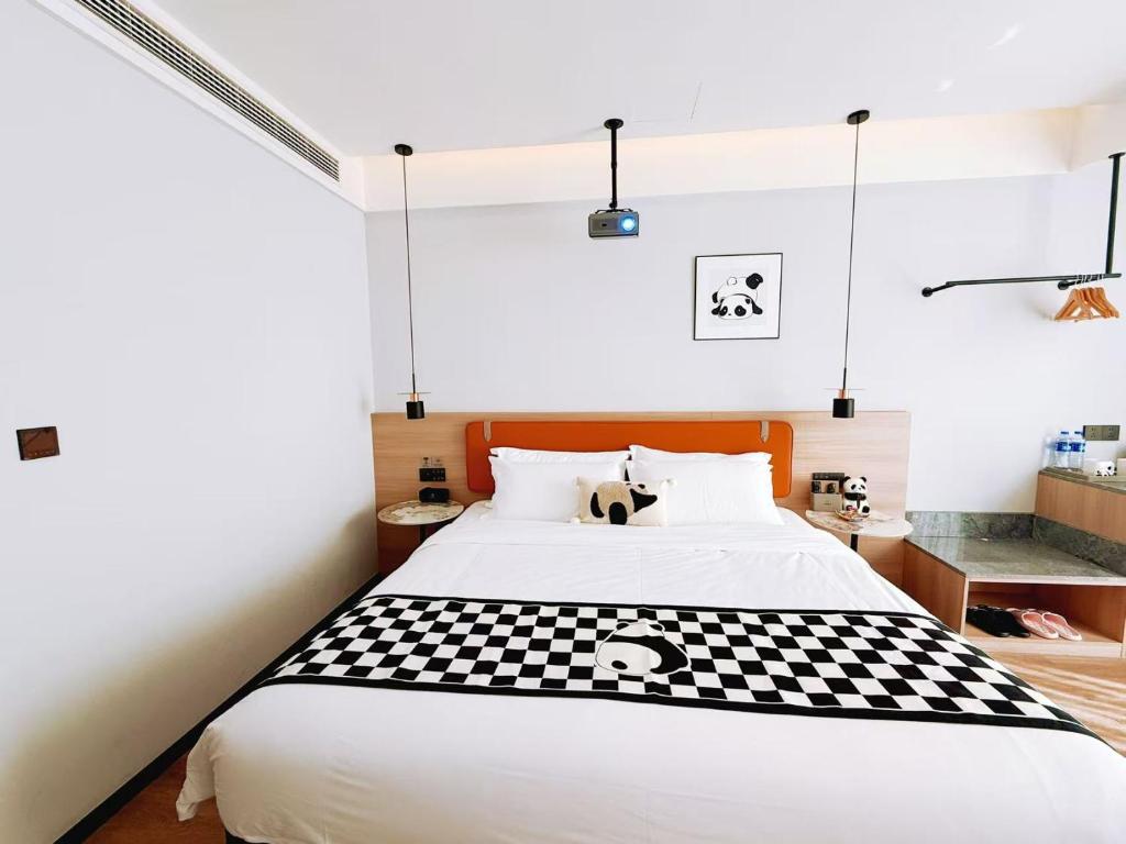 Wuxuan Hotel Zoo Branch客房内的一张或多张床位