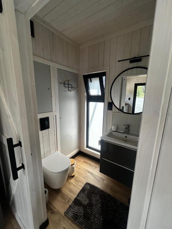 Vannituba majutusasutuses Tiny House - Osada Wilkasy