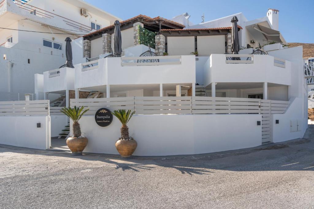アスティパレア・タウンにあるStampalia Luxury Apartmentsの白い建物
