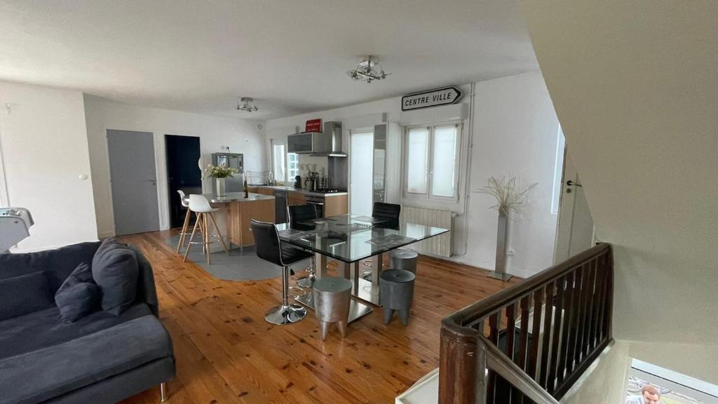 un salon avec un canapé et une table en verre dans l'établissement Large duplex with terrace, à Strasbourg