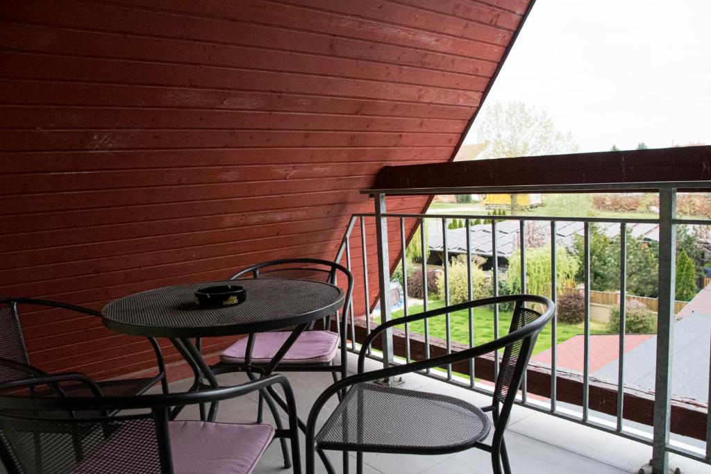 Balkón nebo terasa v ubytování Penzion Kometa - rodinný pobyt u Novomlýnských jezer s komfortem, restaurací a dětskou zónou