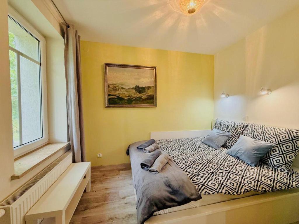 Ένα ή περισσότερα κρεβάτια σε δωμάτιο στο Leśna Residence Comfort Apartment by BookingHost