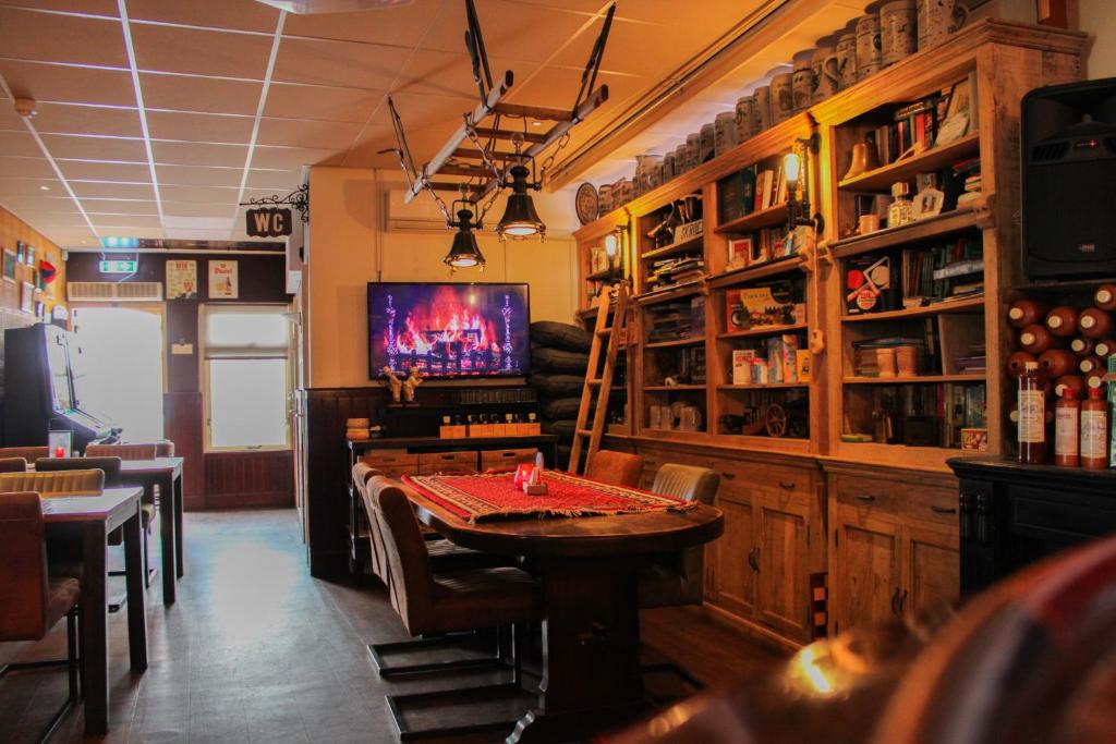 TV a/nebo společenská místnost v ubytování Hotel,cafe,biljart POT