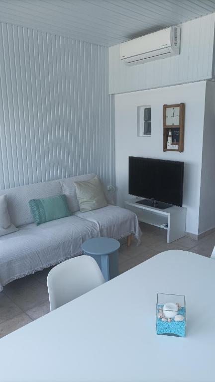 TV a/nebo společenská místnost v ubytování Azure Horizon