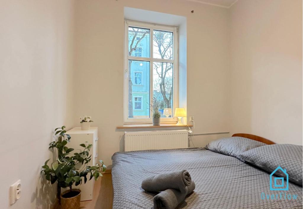 Ένα ή περισσότερα κρεβάτια σε δωμάτιο στο Dotted Room - 15 Minutes to Gdańsk Old Town & Sea