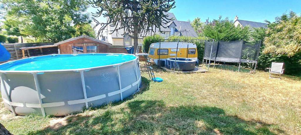 une cour avec une grande piscine dans la cour dans l'établissement LA Grâce d'Amboise, à Amboise