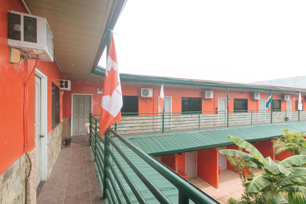 Rõdu või terrass majutusasutuses Max Travellers Inn by RedDoorz