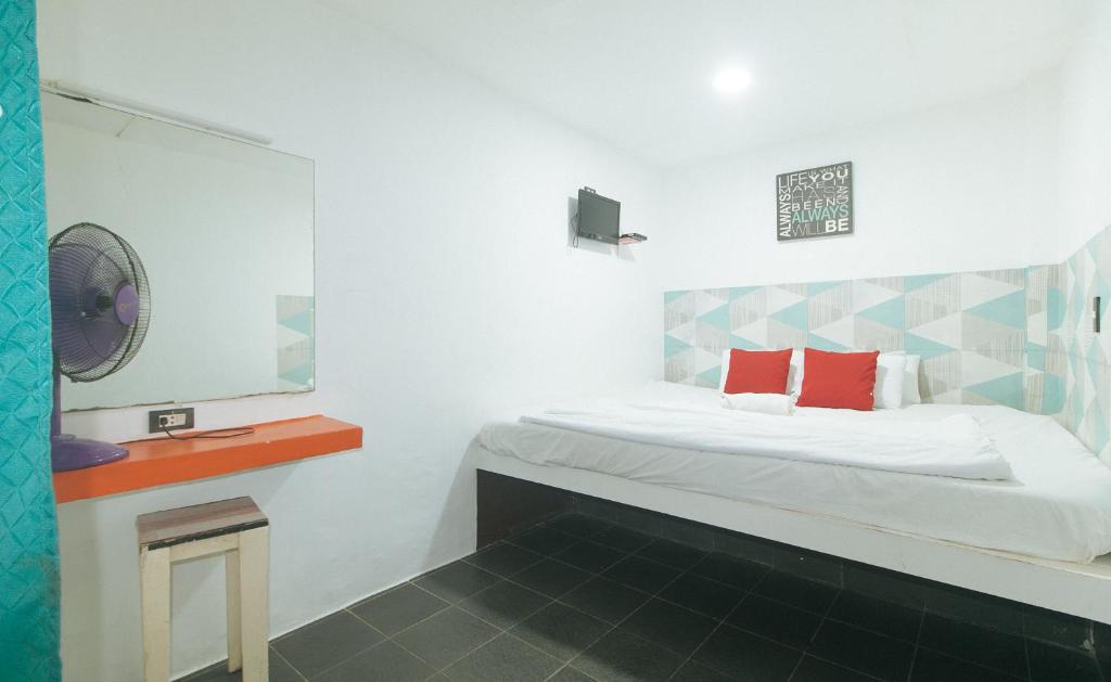 Voodi või voodid majutusasutuse Max Travellers Inn by RedDoorz toas