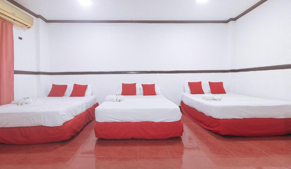 Voodi või voodid majutusasutuse Max Travellers Inn by RedDoorz toas