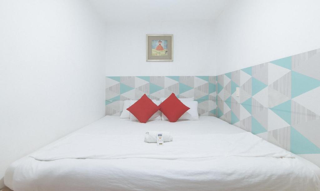 Voodi või voodid majutusasutuse Max Travellers Inn by RedDoorz toas