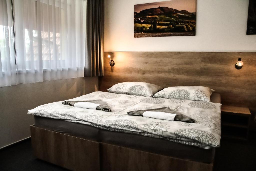 Postel nebo postele na pokoji v ubytování Penzion Kometa - rodinný pobyt u Novomlýnských jezer s komfortem, restaurací a dětskou zónou