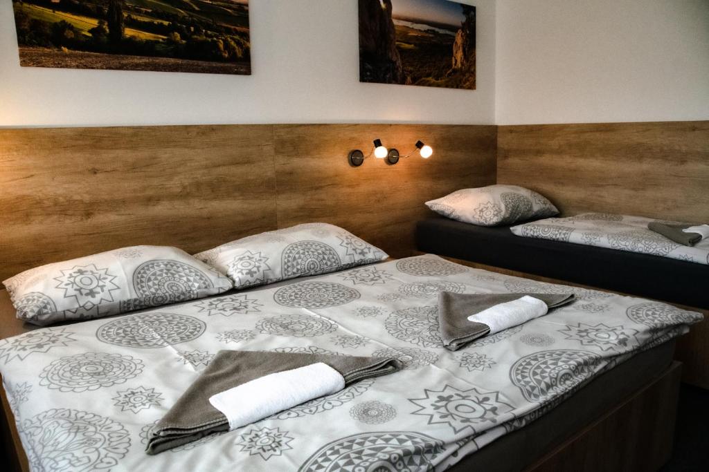Postel nebo postele na pokoji v ubytování Penzion Kometa - rodinný pobyt u Novomlýnských jezer s komfortem, restaurací a dětskou zónou