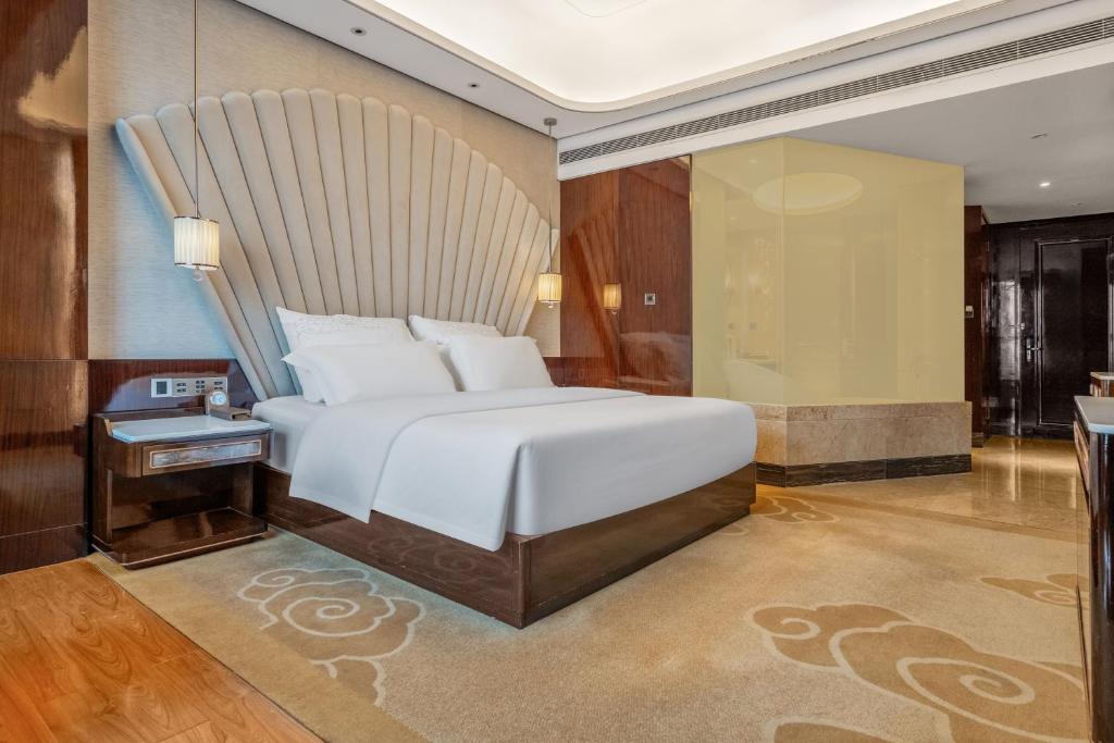 Postel nebo postele na pokoji v ubytování Chengdu CYNN Hotel