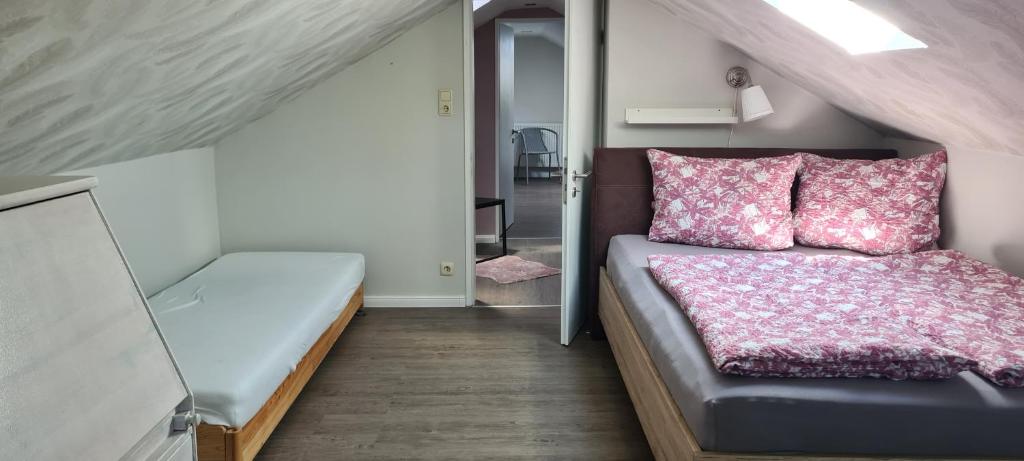 Postel nebo postele na pokoji v ubytování Lotta's Ferienhäuschen